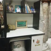 میز تحریر و کتابخانه