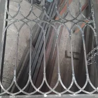 استاد کار آهنگری درب وپنجره وکارگر ساده