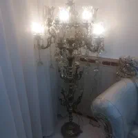 لوستر ایستاده کنار سالنی