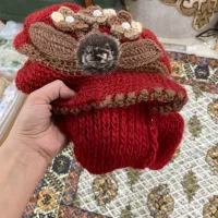 کلاه و شال|لباس|تهران, دبستان|دیوار