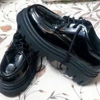 کفش ورنی و چکمه