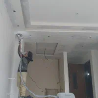 نقاش ساختمان کناف در چارچوب نرده دیوار نما