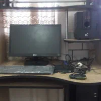 کامپیوتر به همراه میز