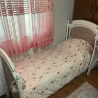 تخت و تشک و میز تحریر نوجوان