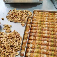 ۲نفر خانم جهت فروشندگی قنادی نیازمندیم