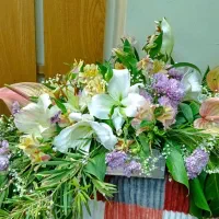 گل طبیعی و بادکنک تزیین شده هست