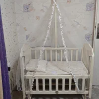 تخت کنار مادر گهواره شو