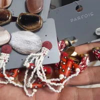 خانم فروشنده در پوشاک فروشی