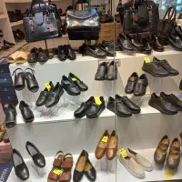 همکار خانم در فروشگاه کیف و کفش زنانه