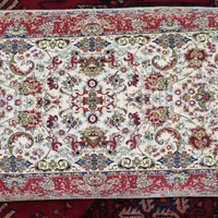 پشتی کرم رنگ