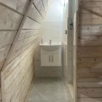 کلبه چوبی|اجارهٔ کوتاه‌مدت ویلا و باغ|رشت, توشیبا|دیوار