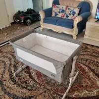 تخت نوزاد کنار مادر