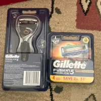 تیغ یدک و دسته با یک عدد یدک و باطری