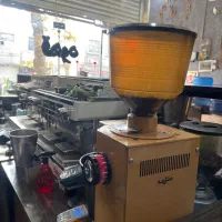 یک نیروی جوان کار در قهوه فروشی