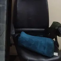 صندلی چرمی دسته دار درحد نو