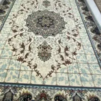 یک عدد فرش دوازده متری نو هنو پهن نشده