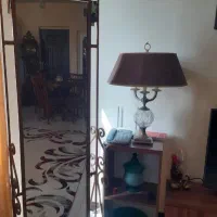 فرفوژه کنار مبلی و پایه گلدون