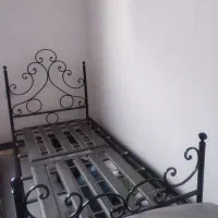 تخت خواب. میز و آینه. صندلی طبی