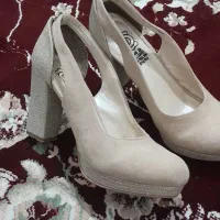 کفش|کیف، کفش، کمربند|نالوس, |دیوار