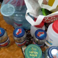 تعداد زیادی دبه وشیشه رب و۶۰ ۷۰ عدد استکان مربا