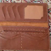 یک عدد کیف پول چرم همراه با یک عدد پیپ نو