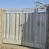 در حیاطی و باغی