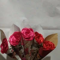 شاخه گل روز (زن)