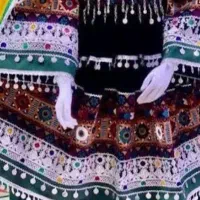 رنگ شلوار سفید پیرهن زرشکی هستش