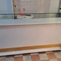 ویترین مغازه شیشه‌ای تمیز و سالم