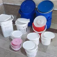 بشکه 20 لیتری و ظرف پلاستیکی و گلدان چوبی