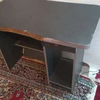 میز تحریر و کامپیوتر