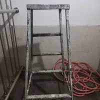 چهارپایه آهنی بسیارمحکم