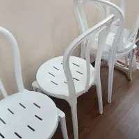 چهار عدد صندلی پلاستیکی