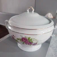 ظرف گل سرخ