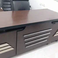میز اداری و هشت عدد صندلی