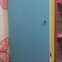 یک عددکمد بچه که جای کتابخانه هم استفاده میشه