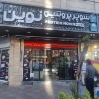 کارگر ساده در مرغ فروشی