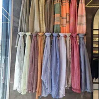 فروشنده شال و روسری با تجربه