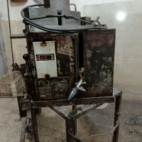 فارسی بر آلمینیوم و ترازو میزان بزرگ ایستاده