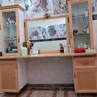 دکوراسیون سالن زیبایی و یک میز آینه سالم|آرایشگاه و سالن‌های زیبایی|پارس‌آباد, |دیوار