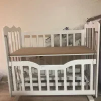 تخت کنار مادر و کالسکه