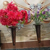 دو عدد گل مصنوعی در حد نو با گلدان