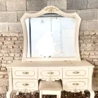میز آرایش با آینه بزرگ و صندلی و پاتختی
