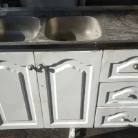 کابینت فلزی و اب چکان