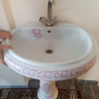 یک گوشی کارکرده و یک روشویی نونو به همراه شیر سالم