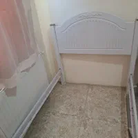 تخت تک نفره و کمد اینه داره