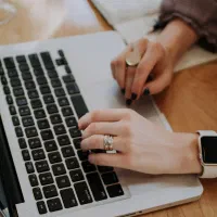 استخدام همکار خانم (کار با کامپیوتر و سوشال مدیا)