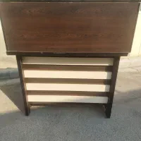 تعدادی میز و صندلی اداری