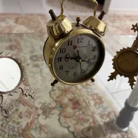 ساعت قدیمی و قاب عکس برنجی