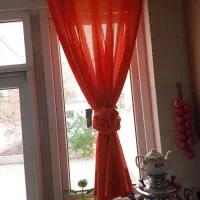پرده نارنجی رنگ